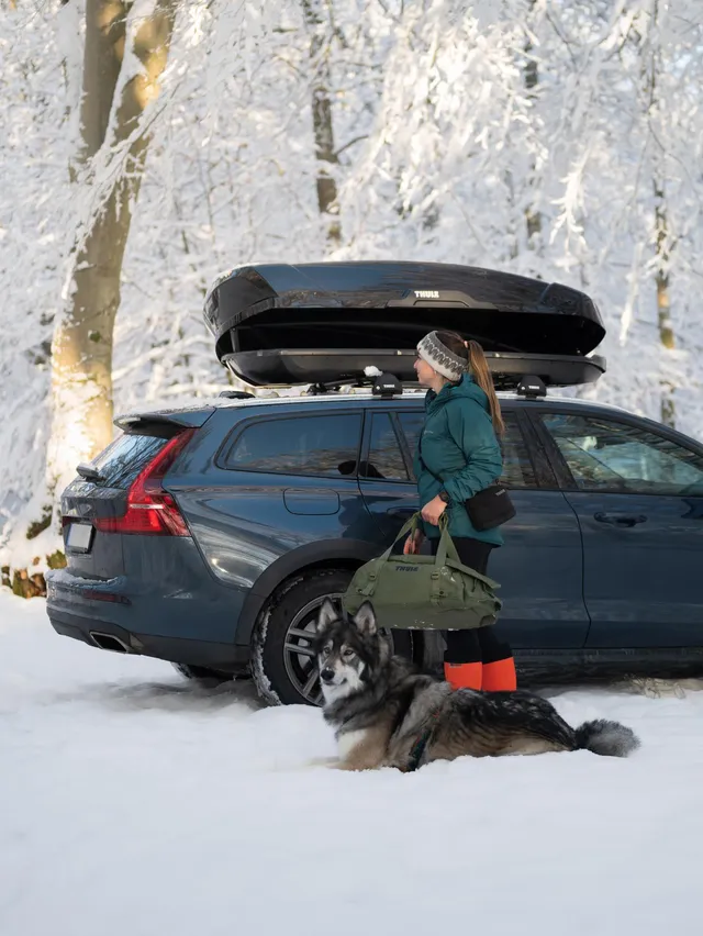 Close-up of Thule Motion 3 XL aerodynamic profile and premium gloss black finish